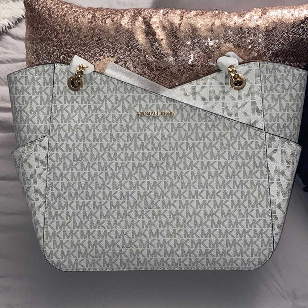 Brand New Michael Kors Jet Set shoulder bag never used.